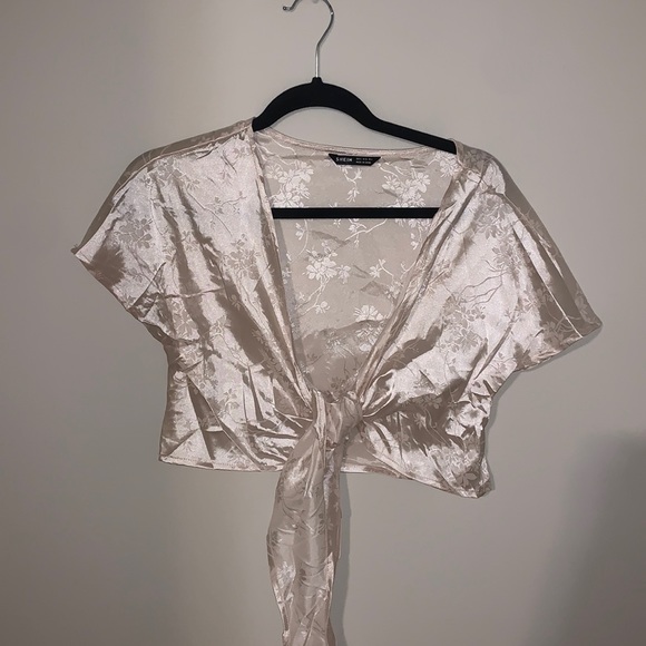 White cropped top that ties in the front - Picture 1 of 3